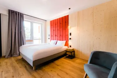 Vakarinis pasivaikščiojimas Zalesie Mazūrijoje – apšviestos alėjos